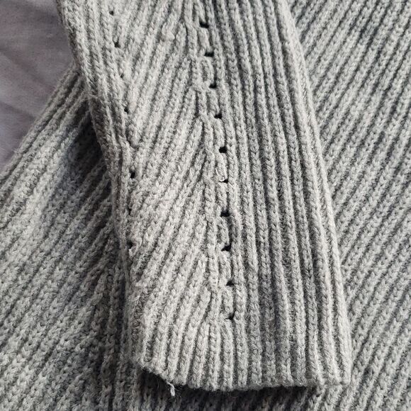 Forever 21 Gray Knit Cut-Out Sweater – Women's Medium - Picture 2 of 6